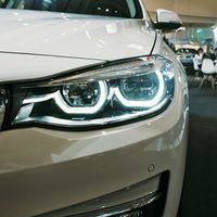 Una fiscalidad más justa por emisiones y ayudas para coches eléctricos e híbridos: las propuestas de los fabricantes al Gobierno
