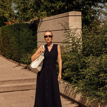 Massimo Dutti tira el precio de las sandalias de piel que amarás llevar con los conjuntos de lino más fresquitos