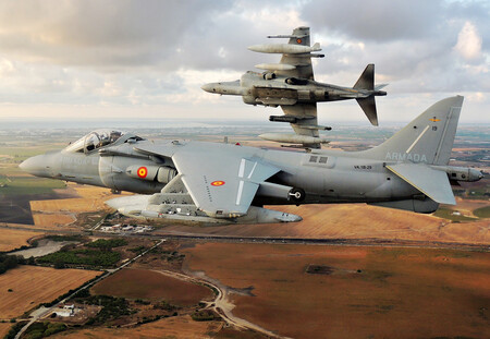 Dos AV8-B Harrier de la Armada en vuelo.