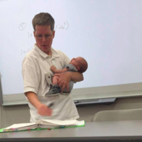 ¡Así sí! Una profesora anima a su alumna, una madre reciente, a llevar a su bebé a clase