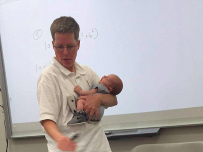 ¡Así sí! Una profesora anima a su alumna, una madre reciente, a llevar a su bebé a clase