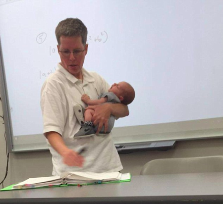 ¡Así sí! Una profesora anima a su alumna, una madre reciente, a llevar a su bebé a clase
