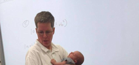 ¡Así sí! Una profesora anima a su alumna, una madre reciente, a llevar a su bebé a clase