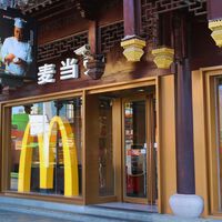 En China, los locales de McDonald's están experimentando la realidad del futuro: mesas para una sola persona