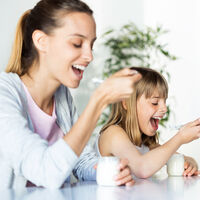 El yogur en la alimentación infantil: cómo saber cuál elegir y propuestas saludables para ofrecérselo a los niños
