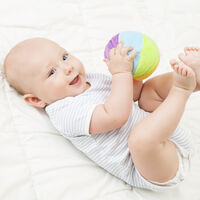 El bebé tira todo al suelo, ¿por qué lo hace?