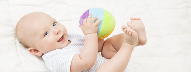 El bebé tira todo al suelo, ¿por qué lo hace? 