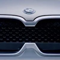 El nuevo coche eléctrico de BMW, el iX3, se insinúa con una parrilla poco convencional antes de su debut en Pekín