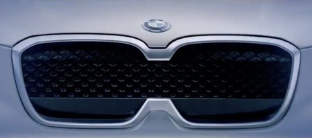 El nuevo coche eléctrico de BMW, el iX3, se insinúa con una parrilla poco convencional antes de su debut en Pekín