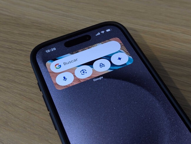 Foto de un iPhone 15 Pro con el nuevo widget de Google para iOS