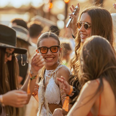 El vestido blanco del verano está en Stradivarius: el favorito de las pijas para llevar con botas cowboy en los festivales 