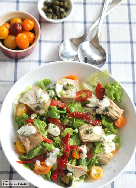 Ensalada de lechuga con escabeche, piquillos y alcaparras con salsa de eneldo