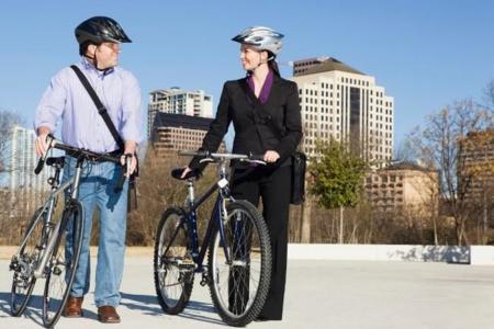 Caminar o pedalear hasta el trabajo mejora la salud mental