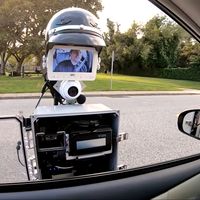 Este robot sería ideal para la Guardia Civil de Tráfico: te da el alto, te multa y te pincha las ruedas si hace falta
