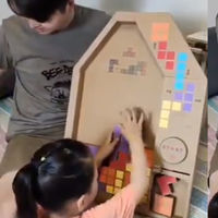 La divertida idea de un padre: crear un Tetris de cartón para que su hija juegue