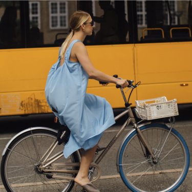 Sfera ya está de rebajas: tres vestidos boho y fresquitos que nos salvarán cualquier tarde de verano por 30 euros