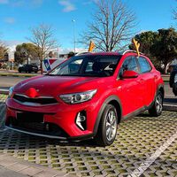 Los coches con disfraz barato de reno son una plaga en Navidad. Da igual cuanto te invada el espíritu de Papá Noel: la DGT te puede multar