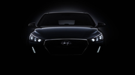 El nuevo Hyundai i30 se deja ver en estos primeros 'teaser' antes de su estreno en septiembre