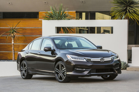 Honda Accord 2016, porque a veces, cuando el Accord se aburre, piensa en ser un Acura