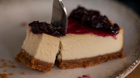 Cómo hacer Cheesecake sin horno de zarzamora, una receta cremosa y deliciosa para disfrutar este otoño
