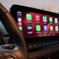 Llevábamos años pidiendo un WhatsApp en condiciones para CarPlay. Tras probarlo, la pesadilla de Siri (casi) se acaba