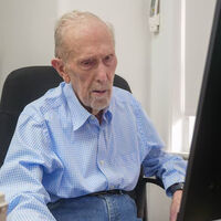 Creíamos que los mayores no podían entender la tecnología. Este jubilado tiene 102 años, aprendió con 80 y ahora enseña IA a personas 30 años más jóvenes 