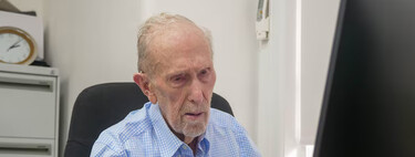 "La edad nunca ha sido un criterio". Con 102 años, este jubilado enseña a personas más jóvenes a usar Windows y herramientas con las que tienen dificultades 