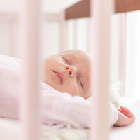 Cuándo empiezan los bebés a distinguir el día de la noche y cómo influye en sus patrones de sueño