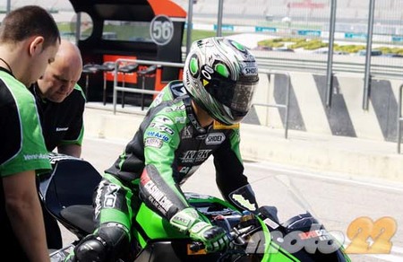 Tamada saliendo de boxes