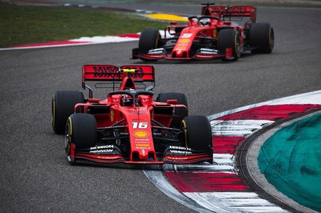 Ferrari se pone al frente y Charles Leclerc doblega a Sebastian Vettel en los caóticos entrenamientos de Bakú