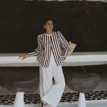 Cinco pantalones blancos que hacen match con estas sandalias planas ideales para lucir elegante y cómoda en la primavera 2026