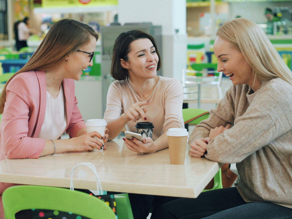 La Generación Z está regresando a los centros comerciales por una razón inesperada: sentirse menos solos 