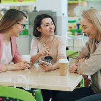 La Generación Z está regresando a los centros comerciales por una razón inesperada: sentirse menos solos 