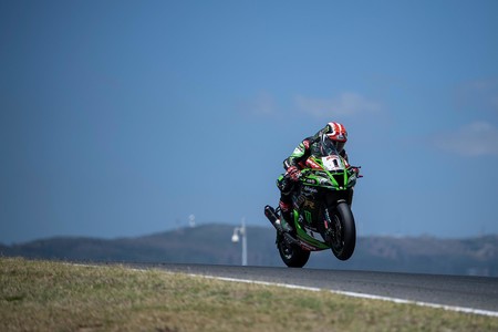 Jonathan Rea completa el triplete en Portimao y ya es el nuevo líder del mundial de Superbikes