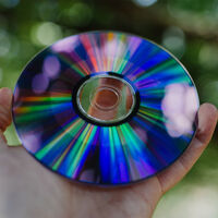 Es posible que tus viejos DVD de Warner Bros. hayan dejado de funcionar y no lo sepas. Reportan que cientos de discos de la compañía se están "pudriendo"