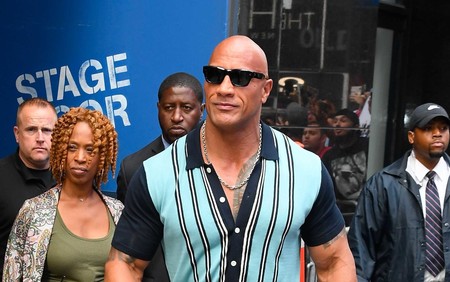 Con aires retro pero cool, Dwayne Johnson nos muestra cómo se lleva la polo este verano
