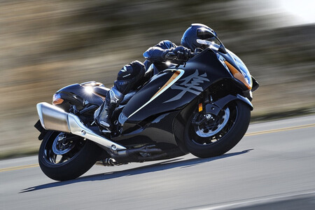 Há 30 anos, os fabricantes japoneses chegaram a um acordo: nenhuma motocicleta ultrapassaria os 300 km/h. Então surgiu a Suzuki Hayabusa, que atingiu quase 450 km/h.