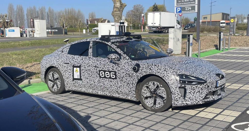 Los Xiaomi SU7 al asalto de Europa: los primeros coches ya circulan por las euro-carreteras con un camuflaje no precisamente discreto 