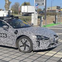 Los Xiaomi SU7 al asalto de Europa: los primeros coches ya circulan por las euro-carreteras con un camuflaje no precisamente discreto 