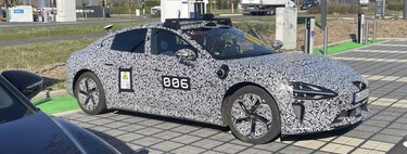 Los Xiaomi SU7 al asalto de Europa: los primeros coches ya circulan por las euro-carreteras con un camuflaje no precisamente discreto