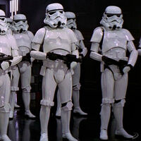 La armadura de los Stormtrooper es completamente inútil en Star Wars. En Ciudad Real es a prueba de balas