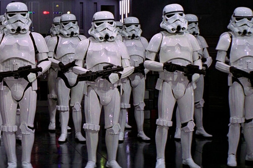La armadura de los Stormtrooper es completamente inútil en Star Wars. En Ciudad Real es a prueba de balas