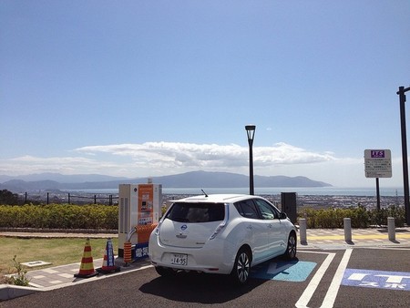Nissan LEAF cargando