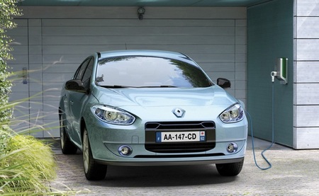 Renault Fluence Z.E. recargando en una wall box