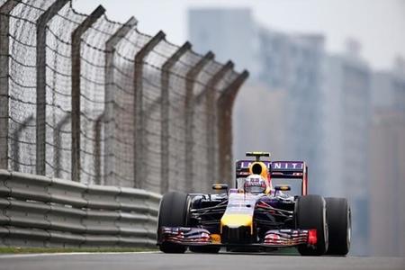Daniel Ricciardo da la bienvenida a la lluvia con el mejor tiempo