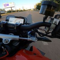 "No me había pasado en 30 años". La avería más surrealista que se haya visto en moto acaba con su mujer enganchada a la rueda y gritando de dolor 