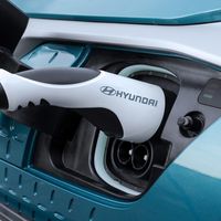 Si compras un coche eléctrico de Hyundai, la marca te instala de manera gratuita un punto de recarga en casa