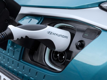 Si compras un coche eléctrico de Hyundai, la marca te instala de manera gratuita un punto de recarga en casa