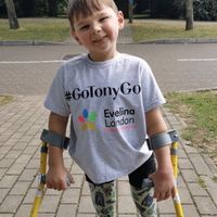 Un niño de cinco años con las piernas amputadas camina 10 kilómetros para recaudar dinero para el hospital que le salvó la vida