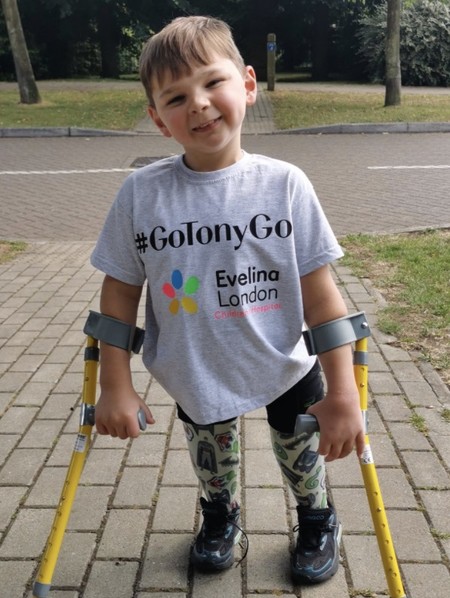 Un niño de cinco años con las piernas amputadas camina 10 kilómetros para recaudar dinero para el hospital que le salvó la vida